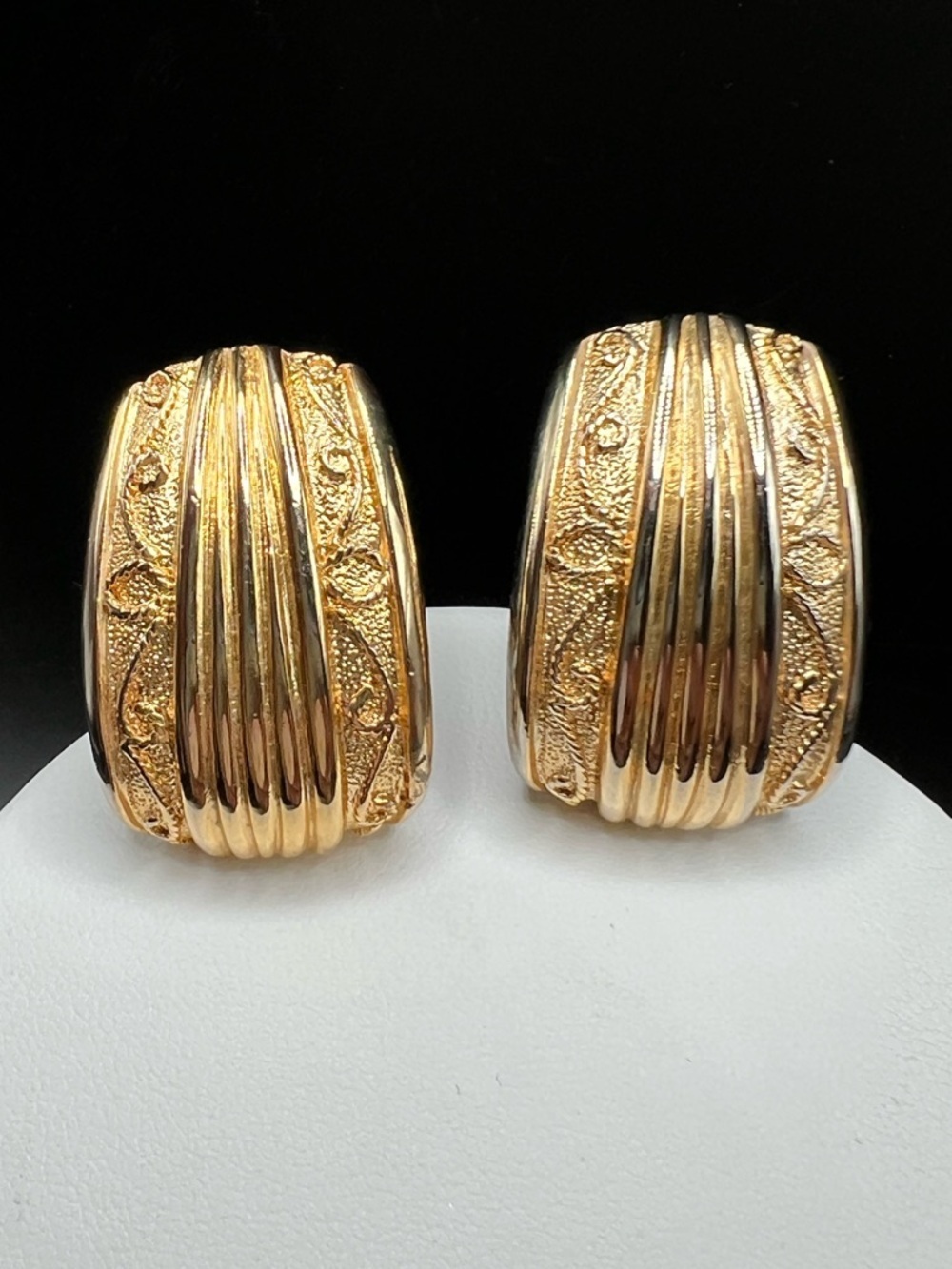 VTG EARRINGS HALF HOOPS WIDE EMBOSSED SHINY GOLD TONE METAL BOLD CLIP